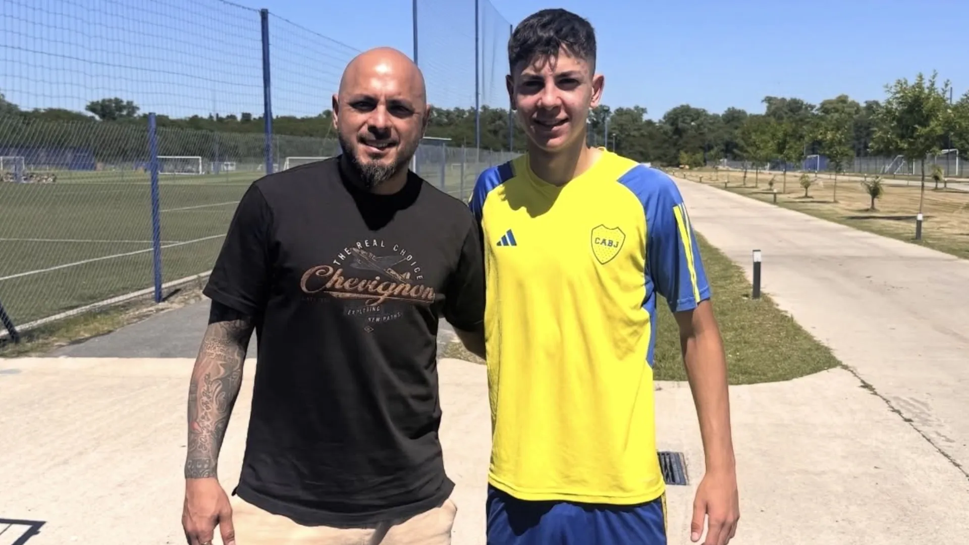 Omar Pérez junto a su hijo Franco, que acaba de firmar su primer contrato en Boca. (Instagram)