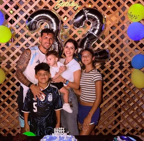 Paredes, su torta y los globos azules y amarillos. (Instagram)