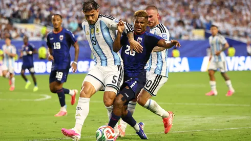 Paredes volvió a sumar minutos en Argentina.