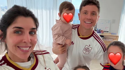 El ex volante de Boca de a poco reconecta con el fútbol, alentando a España en el Mundial.
