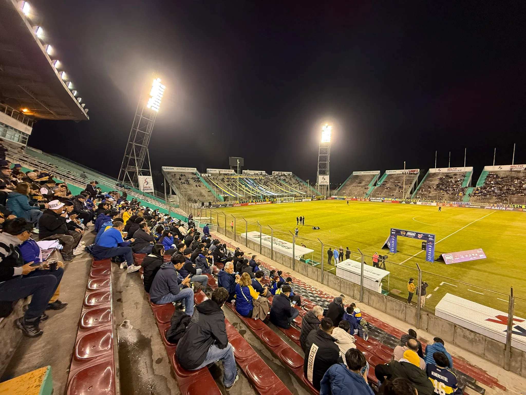 Los hinchas de Boca se van acomodando en las tribunas a la espera del partido. Foto: Ezequiel Sosa en X