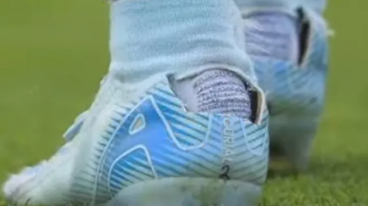 Varios futbolistas se cortan el talón de los botines.