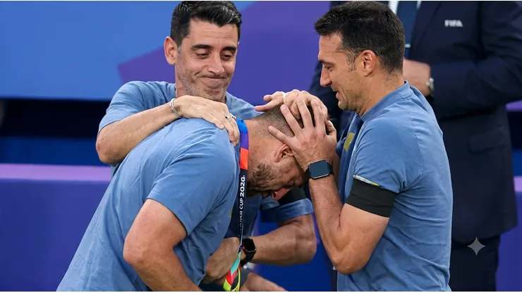 Scaloni felicitó a Samuel tras el gol de Argentina.