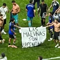 Los jugadores de Argentina mostraron la bandera de Malvinas tras ganarle a Inglaterra