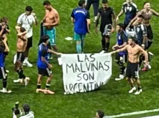 Los jugadores de Argentina mostraron la bandera de Malvinas tras ganarle a Inglaterra