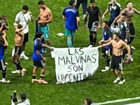 Los jugadores de Argentina mostraron la bandera de Malvinas tras ganarle a Inglaterra
