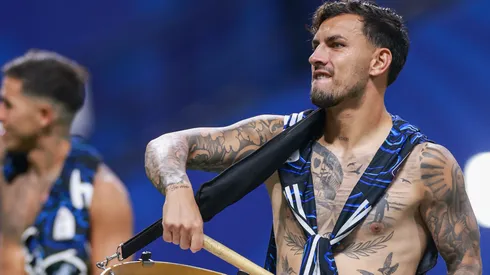 Paredes celebró con los hinchas y con una bandera sobre Malvinas.