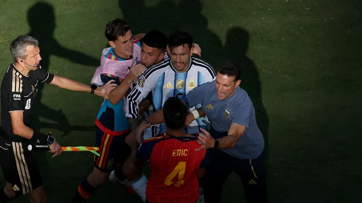 El tenso momento que protagonizó Paredes con Eric García.