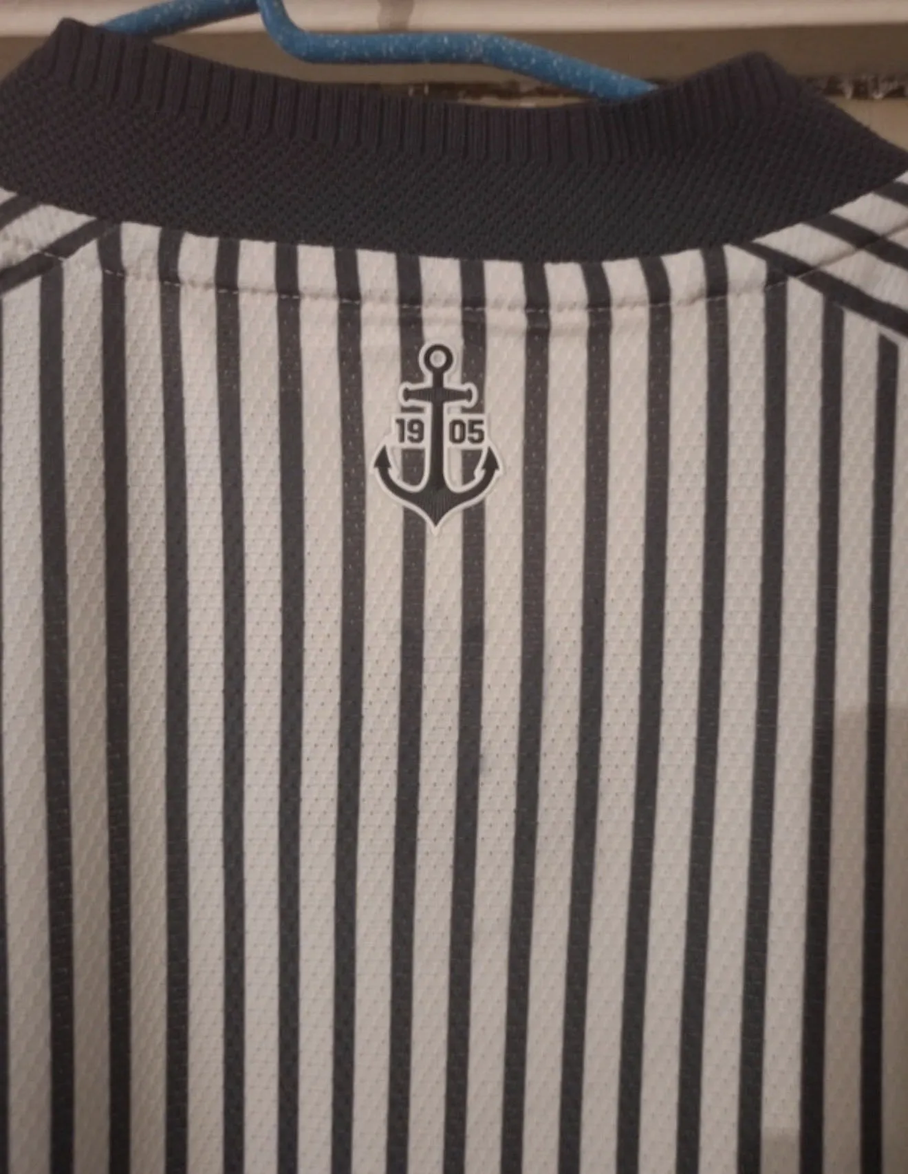 Los detalles en la zona del cuello en la nueva camiseta suplente de Boca. (X: Marto_CABJ)