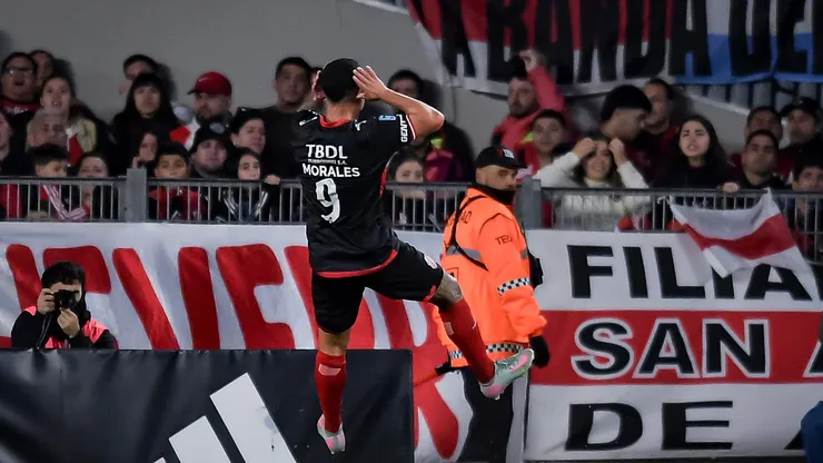 El delantero emuló el festejo de Riquelme en el tiunfo de Barracas sobre River.