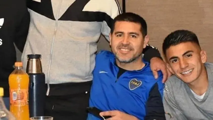 Almada junto a Riquelme en un asado. (Captura)