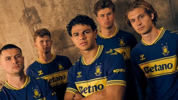 El conjunto danés sacó una camiseta parecida a la de Boca.