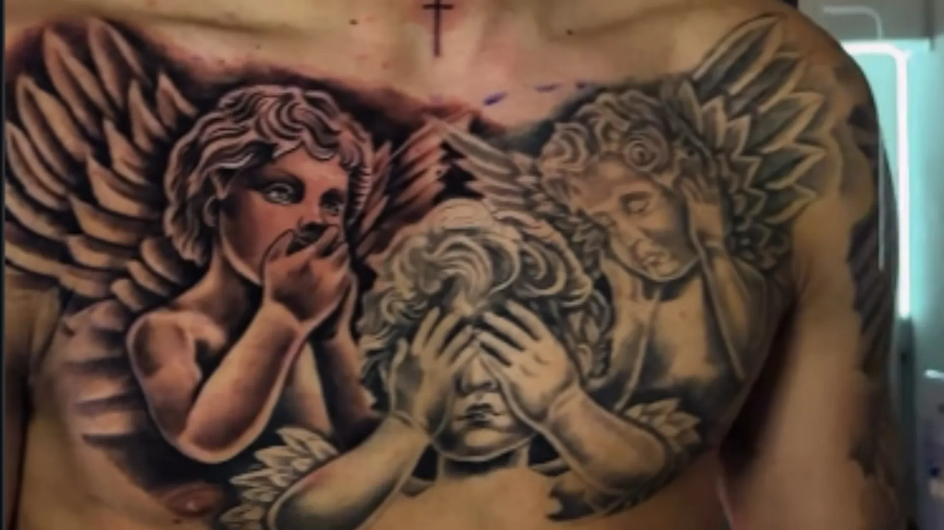 Más fotos del tatuaje de Flores. (Captura)