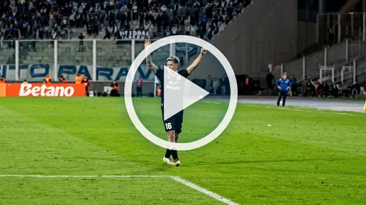 Un jugador de Vélez se preparaba para festejar el gol de su compañero.
