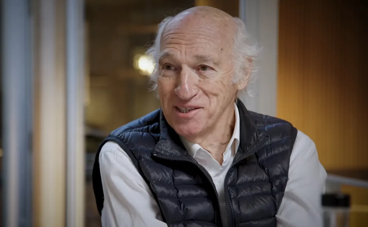 La niñez de Carlos Bianchi: cuando lo echaron del colegio por el fútbol y su trabajo como canillita