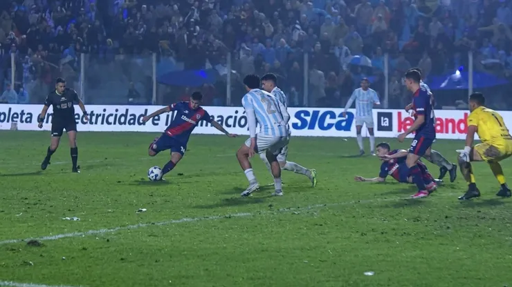 River ganó un partido agónicamente y el árbitro hizo un gesto particular.