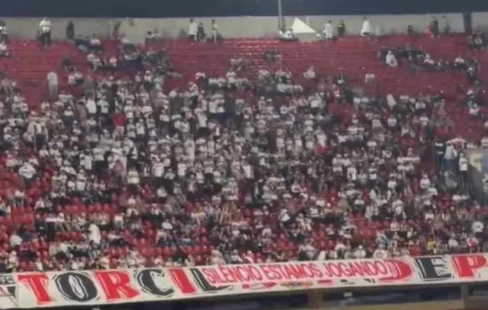 Los hinchas de San Pablo prepararon una bandera especial para el plantel. (Twitter)
